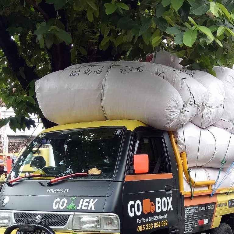 Sebagai SUV sudah dikenal tangguh sebagai kendaraan keluarga dalam berpetualang tidak hanya di jalanan mulus tapi juga jalan yg belum di aspal. Sangat cocok untuk bepergian jauh dengan tenaga yg besar dan nyaman